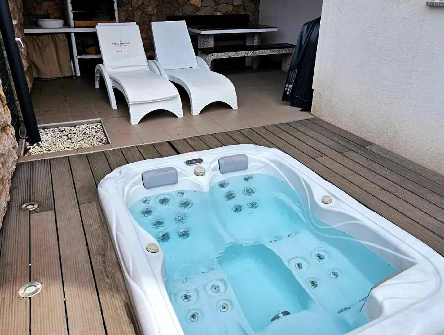 Domagoj - Luxury Apartment With Private Parking, Jacuzzi And Seaview Njivice Croatia