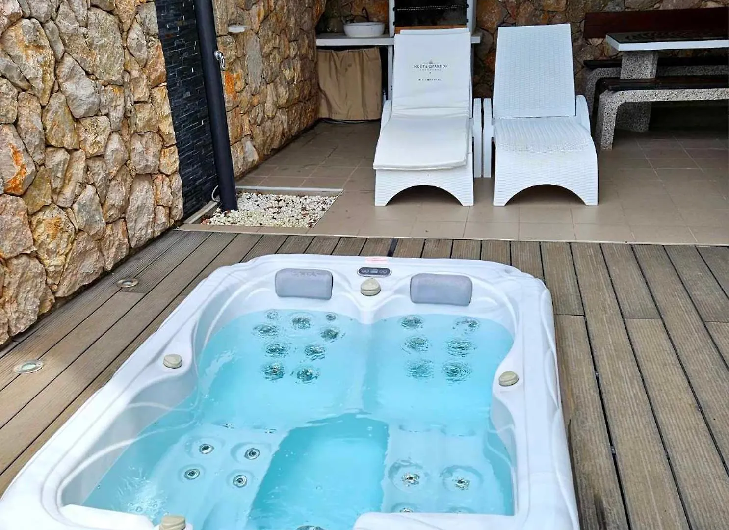 Domagoj - Luxury Apartment With Private Parking, Jacuzzi And Seaview Njivice